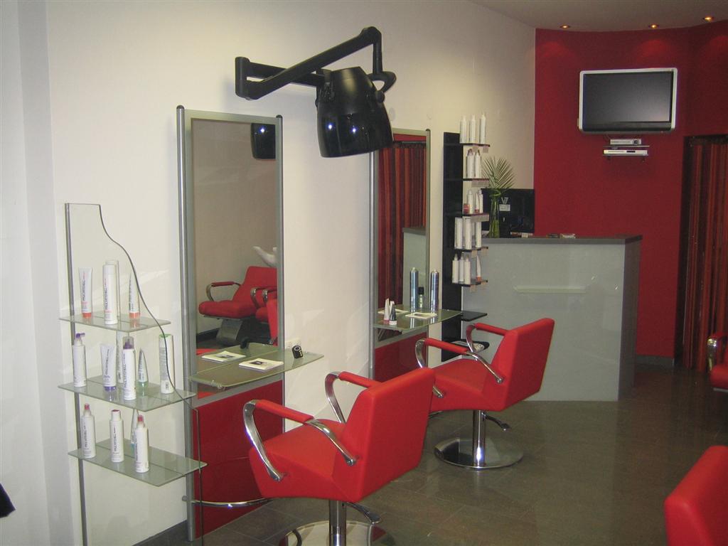 Bedienplätze mit roten Friseurstühlen bei MK Hairstyle